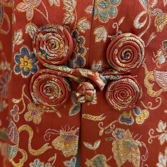 Vintage Asian long jacket with beautiful side detail and red satin lining - Picture 7 of 9